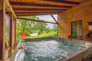 Outdoor spa tub