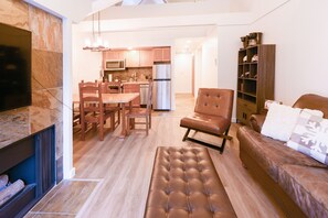 Living/Dining/Kitchen with Fireplace and HDTV (+new stainless appliances!)