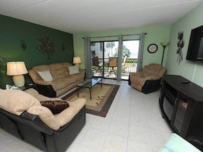 Livingroom w/fireplace