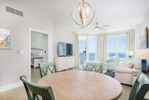 Stunning views, open concept space, gorgeous décor in Aqua 1010