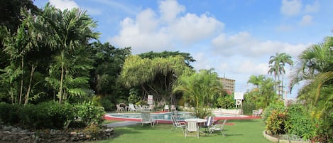 Beautiful pool and garden
at Banyan Court Apartments