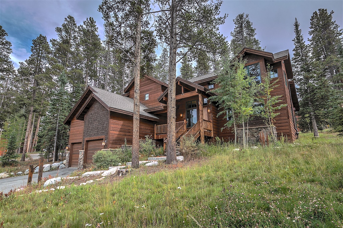 Luxury House near Peak 8 – 4BR + 3.5 Bath W/ Private Hot Tub – .5 Mile From Lift