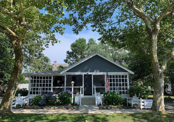 The Oak Cottage - 16 Oak Avenue, Rehoboth Beach - 6 Cottages to the Ocean.