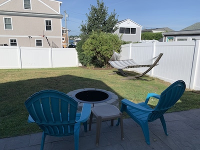 Steps to the Beach! Central Air. Outdoor shower. Fire Pit. Hammock. Fenced yard.