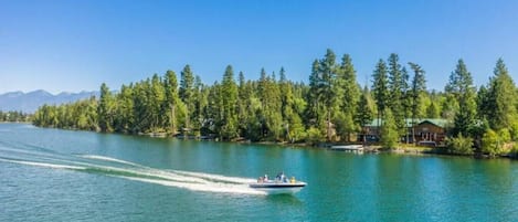 Gunner River Lodge on Flathead River