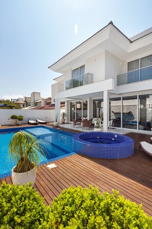 Piscina e Deck