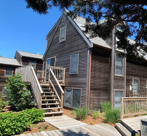 3-level townhome: side & front view, large deck