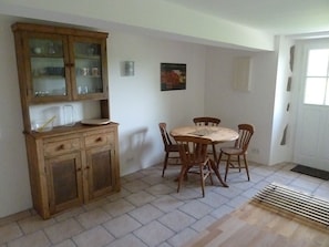 Alaric cottage dining area