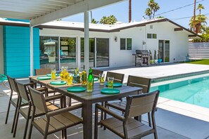 Poolside dining at its finest