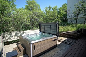 Side deck with large private Hot Tub