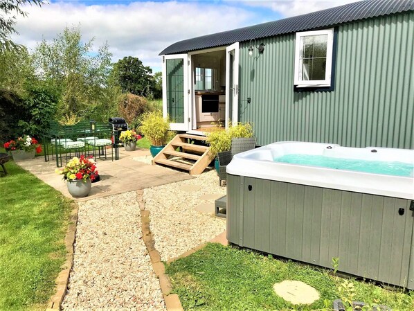 Wonderful location, setting and amenities, stylish accommodation - perfect break
