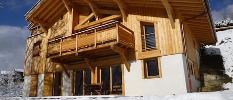 Un chalet savoyard en plein soleil avec vues panoramique sur les massifs Samoens