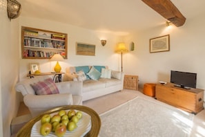 Brooke Cottage, Great Walsingham: Family room with television and wood burning stove