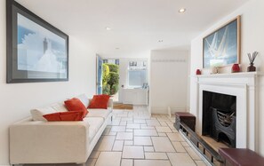 Entrance hall reception