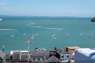 Impresionante casa de vacaciones duerme 10. En excelente ubicación con vistas al mar en Cowes.