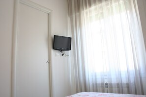 Master bedroom: TV