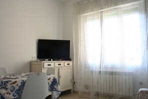 Living room: TV 39'', DVD, IPOD docking