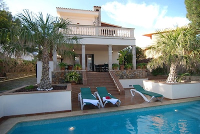 Beachside Villa mit privatem Pool, Terrasse, Grill und Wifi Zone.