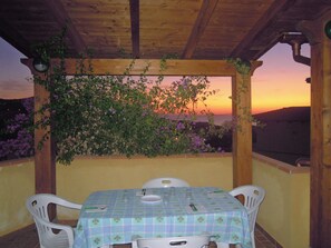 Cenare al tramonto sulla terrazza
