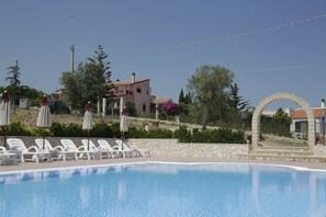 residenza vista dalla piscina