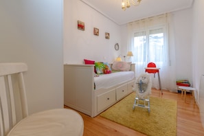 Habitación infantil, posibilidad de hacer cama doble, cuna y trona bajo petición