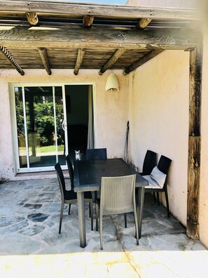 L’entrée : les baies sont grises maintenant 