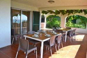 Outdoor dining