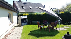 Blick zum Strandkorb und GartenstĂŒhle