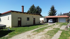 RĂŒckfront und Parkplatz vom Ferienbungalow