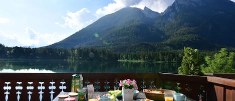 Schönster Frühstücksausblick mit direkter Sicht auf den Hintersee und Hochkalter