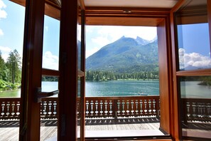 Aussicht vom Erker auf den Hintersee.