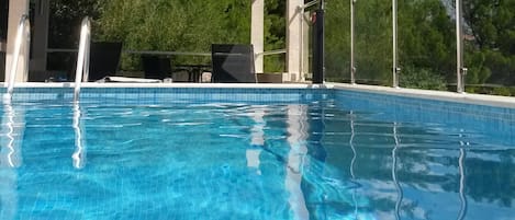 La piscine et la terrasse