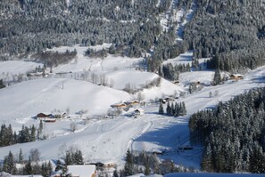 Blick vom Wohnzimmer auf die Piste vis a vis