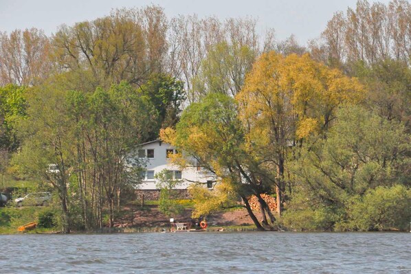 Blick auf das Haus am See