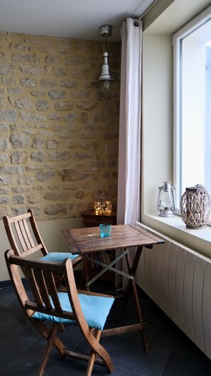 Petite table légère devant la fenêtre, à mettre dehors le matin au soleil.