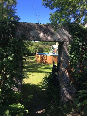 La vue sur le troisième jardin clos de mur avec sa piscine 