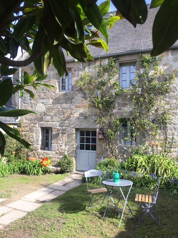 La façade côté rue vue du premier jardin. Matinée printanière