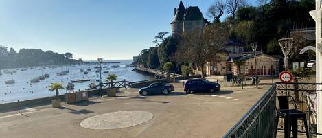 vue balcon château et mer