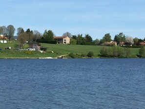 Vue des gites à droite de la photo depuis l'autre rive du lac