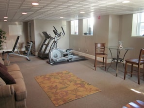 work out room
