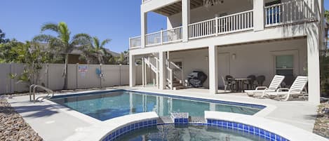 Large private pool & hot tub.