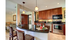 Large Island perfect for snacks and entertaining.
