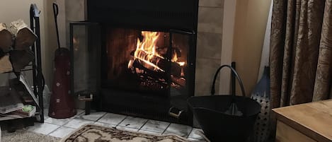 After a nice day on the slopes, put your feet up and enjoy a nice fire.