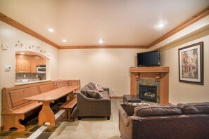 Living Room with optimal seating for large groups on two couches and bench seating at dinette