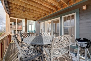Deck Area--- Outdoor Dining, Electric Grill 