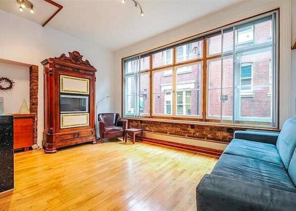 Large airy Living room with extra fold out sofa.