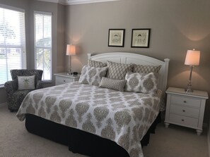 Master Bedroom, King, new bed & linens. Fresh painting, molding, flooring. TV