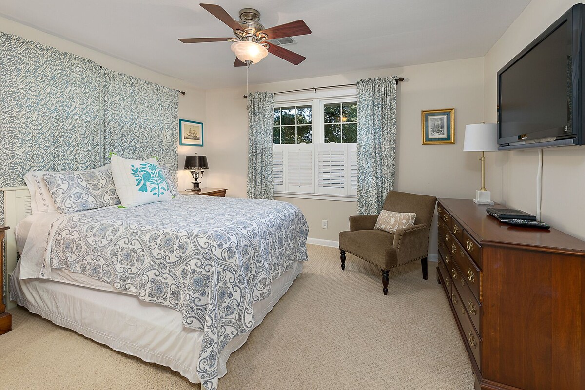 Excellent Location! Close to Restaurants, Shopping and Beach | Private large backyard!