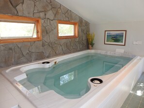 Jetted lap pool