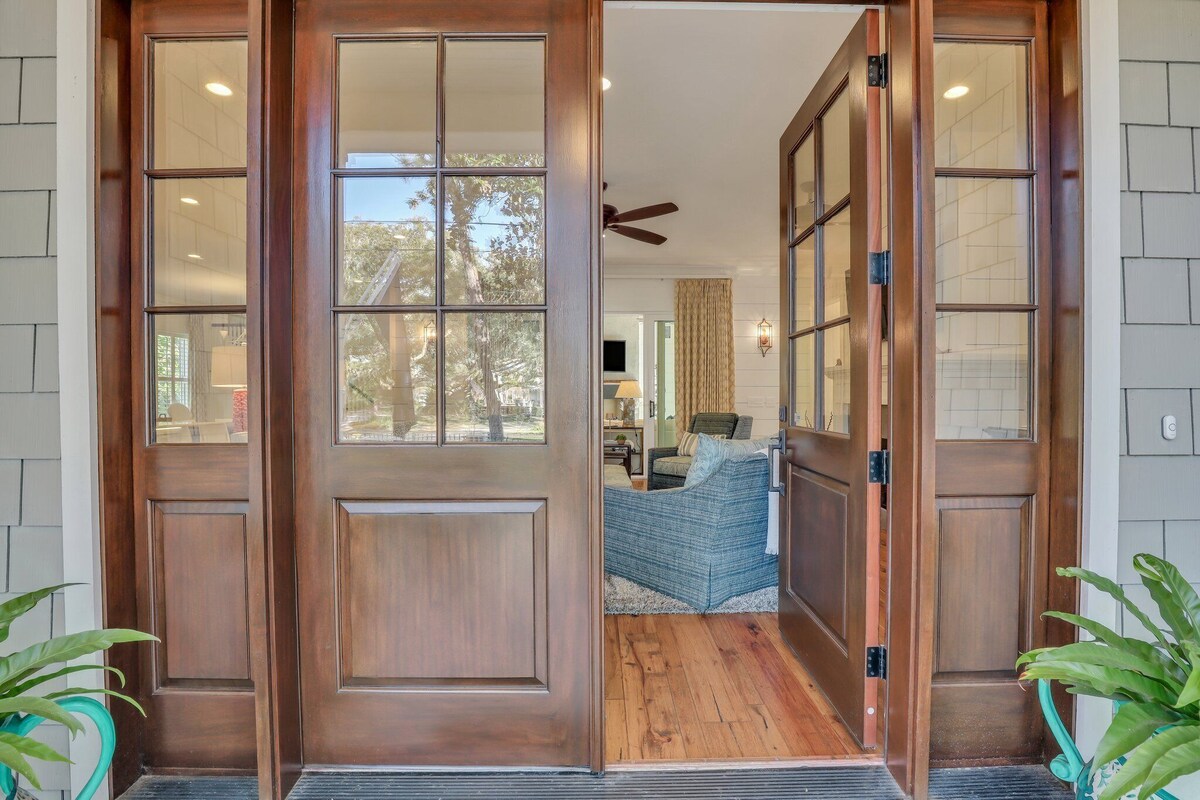 Magnificent East Beach Home! Heated Pool, 5BR/5.5BA Sleeps 16